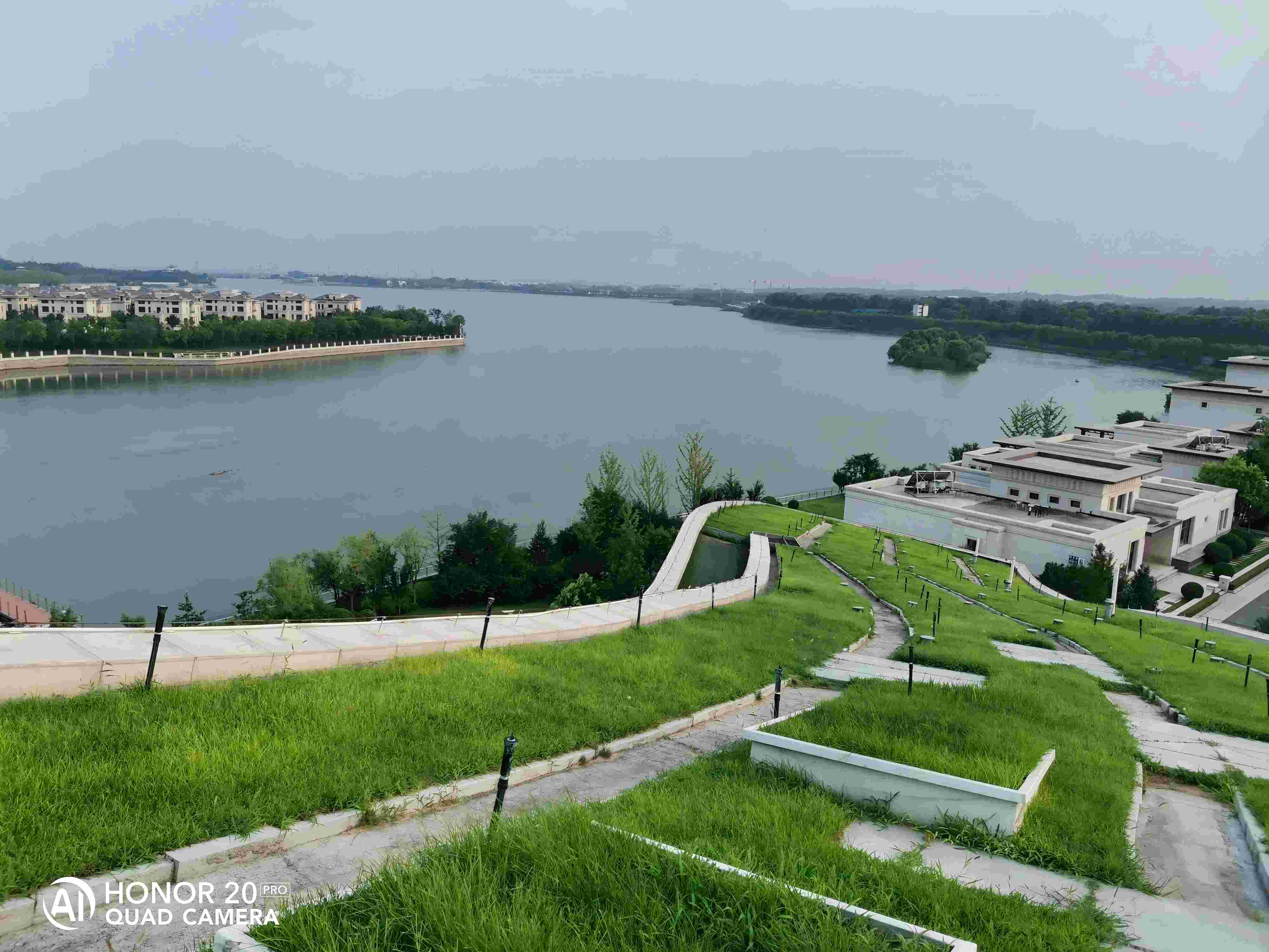 生(sheng)命湖酒(jiu)店(dian)